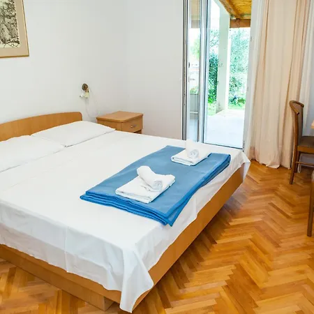 Zina Apartmants 아파트 로크바 로고즈니차