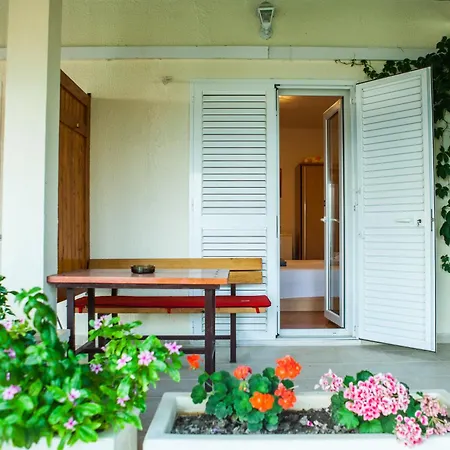 아파트 Zina Apartmants 로크바 로고즈니차